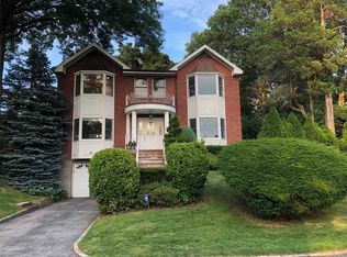 4 Shorehaven Ln, Manhasset, NY 11030