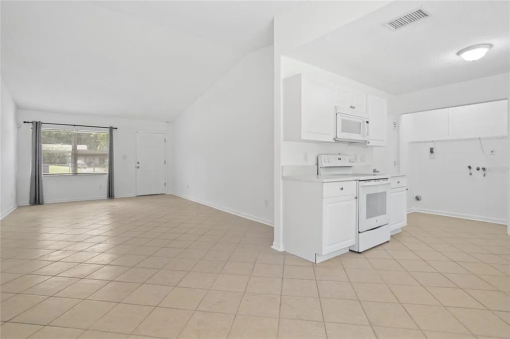 2 bed, 1.0 bath, 896 sqft, $1,800 — Photo 3