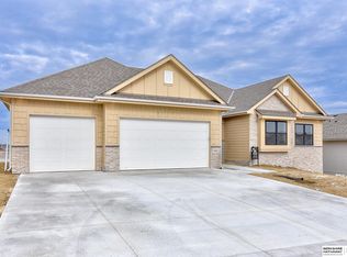 19062 Pinehurst Ave, Omaha, NE 68136