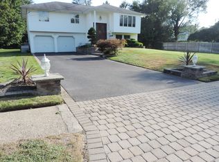 60 Scholar Ln, Commack, NY 11725