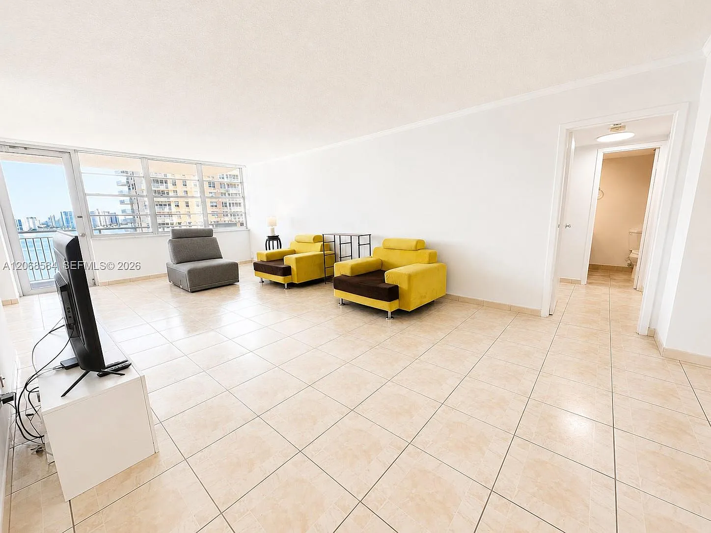Winston Towers 100 Condo — Photo 2