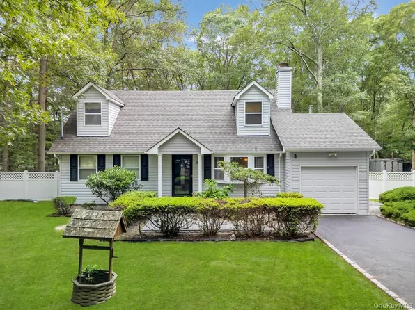 38 Pond Lane, Ridge, NY 11961