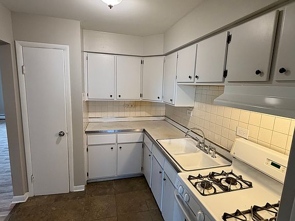 4th image of 6013 W Ogden Ave APT 6