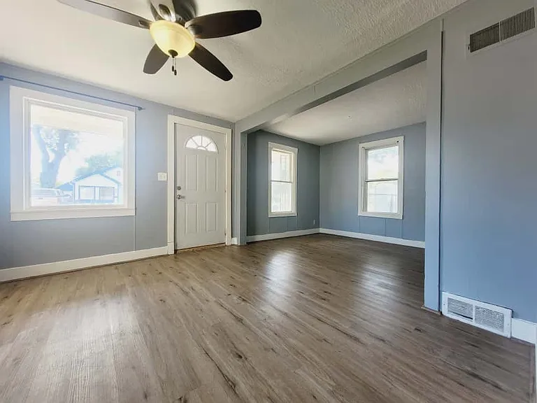 404 E Phoenix Ave — Photo 2