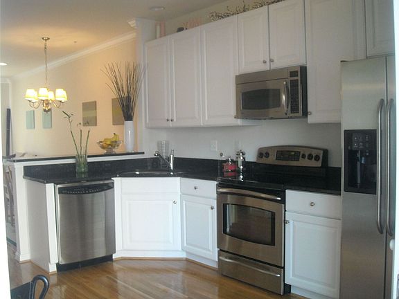 upgraded stainless steel appliances, deep sink, dishwasher