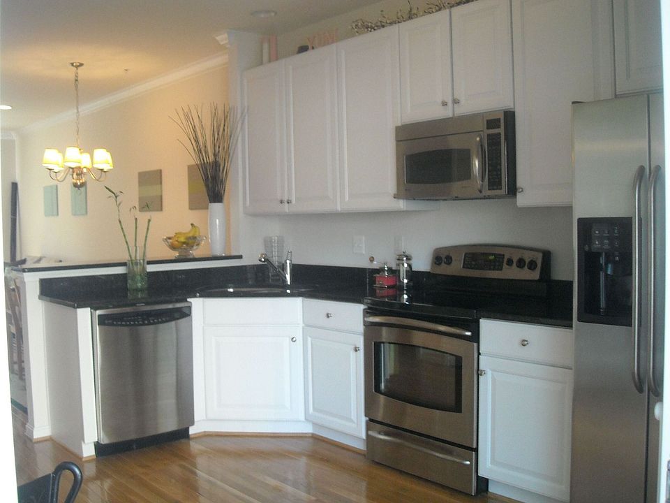 upgraded stainless steel appliances, deep sink, dishwasher