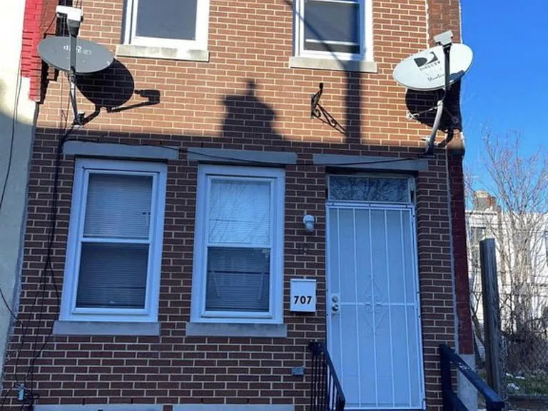 707 E Hilton St — Photo 1