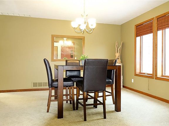 5th image of 571 Oaknoll Dr