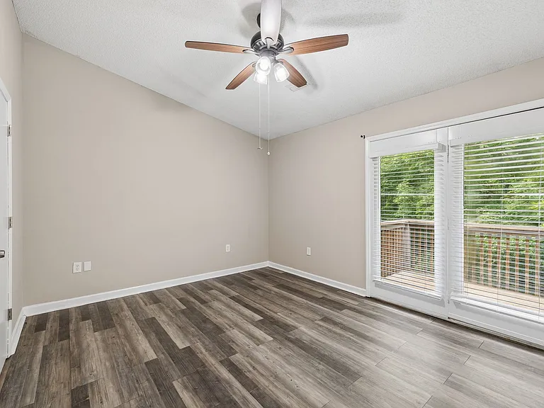 Country Shores Apartments — Photo 13