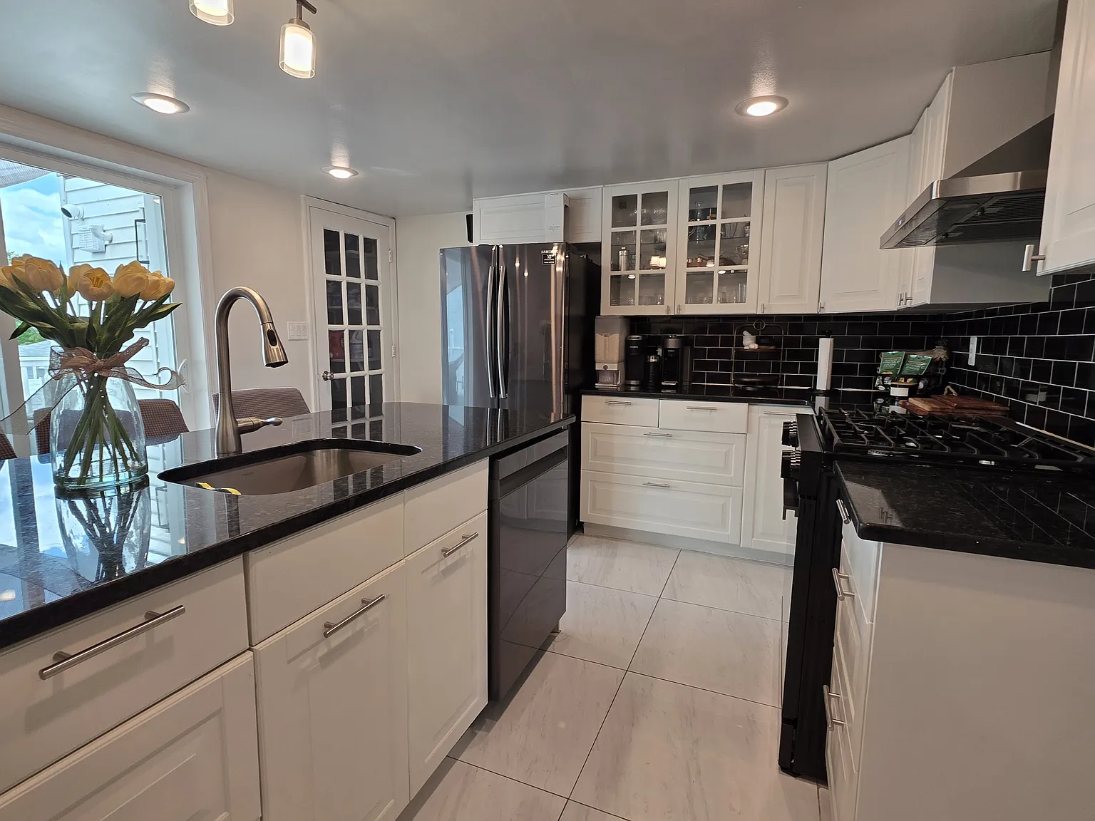3 bed, $3,695 — Photo 2