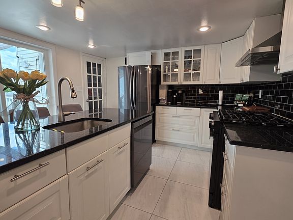 2nd image of 90 Abby St Unit 2