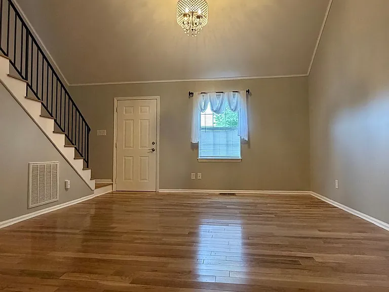 1119 Village Ct NE — Photo 2