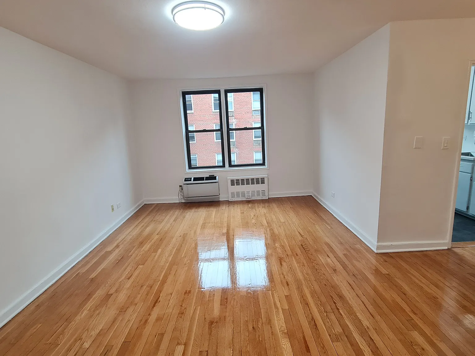 1 bed, 1005 sqft, $2,300 — Photo 3