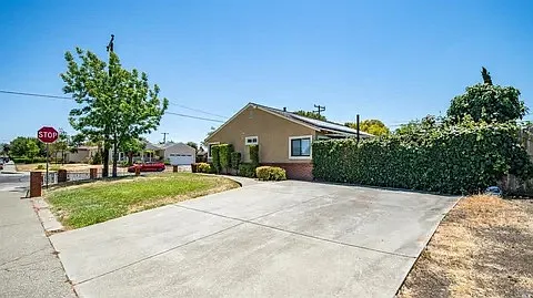 819 2nd St — Photo 3