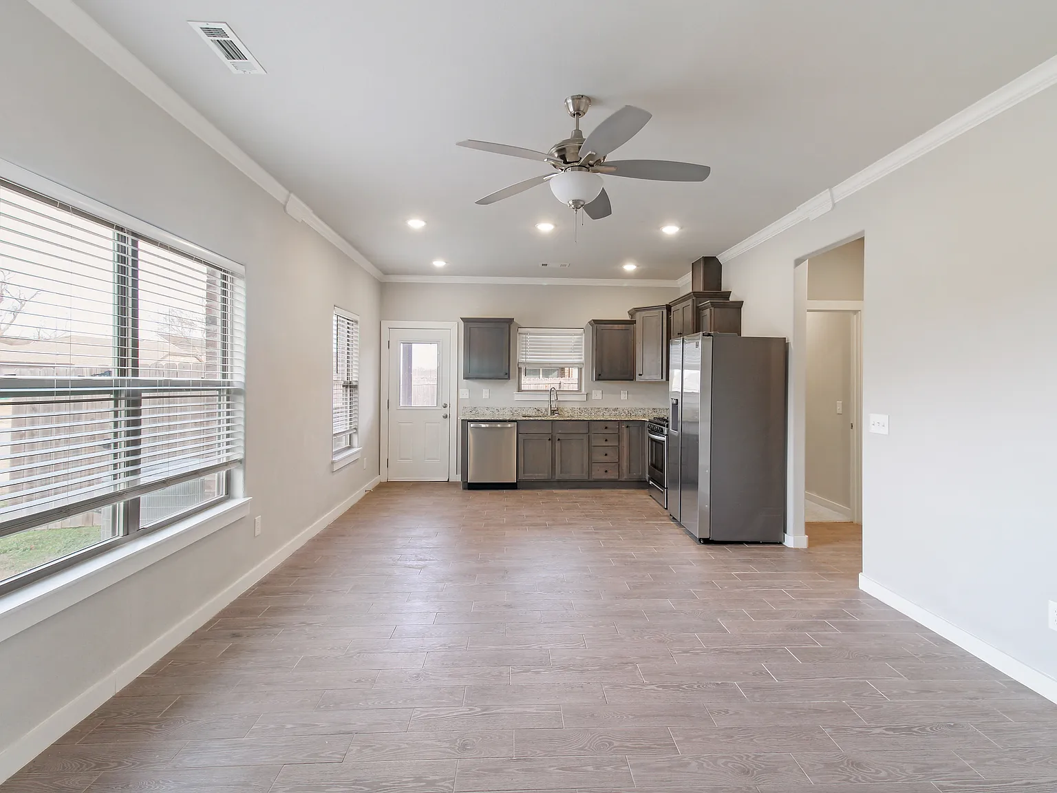 400 Barbet Dr — Photo 2