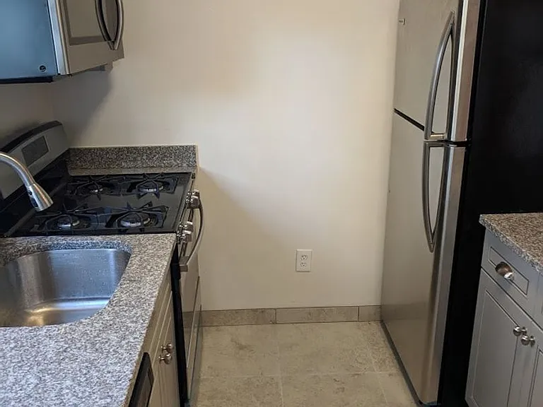 915 Mellon St — Photo 5