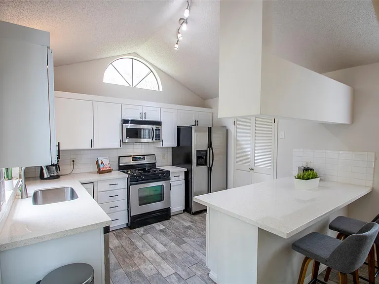 2108 Warfield Way — Photo 8