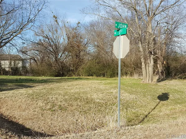 202 E John St, Henryetta, OK 74437