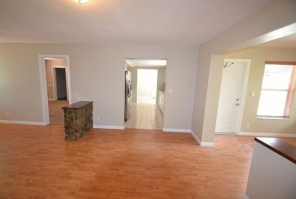 3rd image of 917 SE 14th Ct