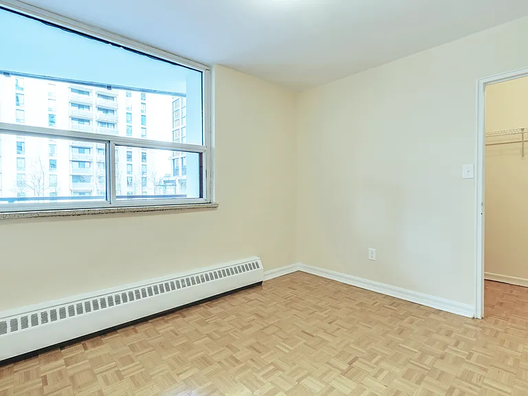 300 Eglinton Ave E — Photo 10