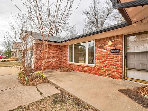 3rd image of 1501 Carlisle Ct