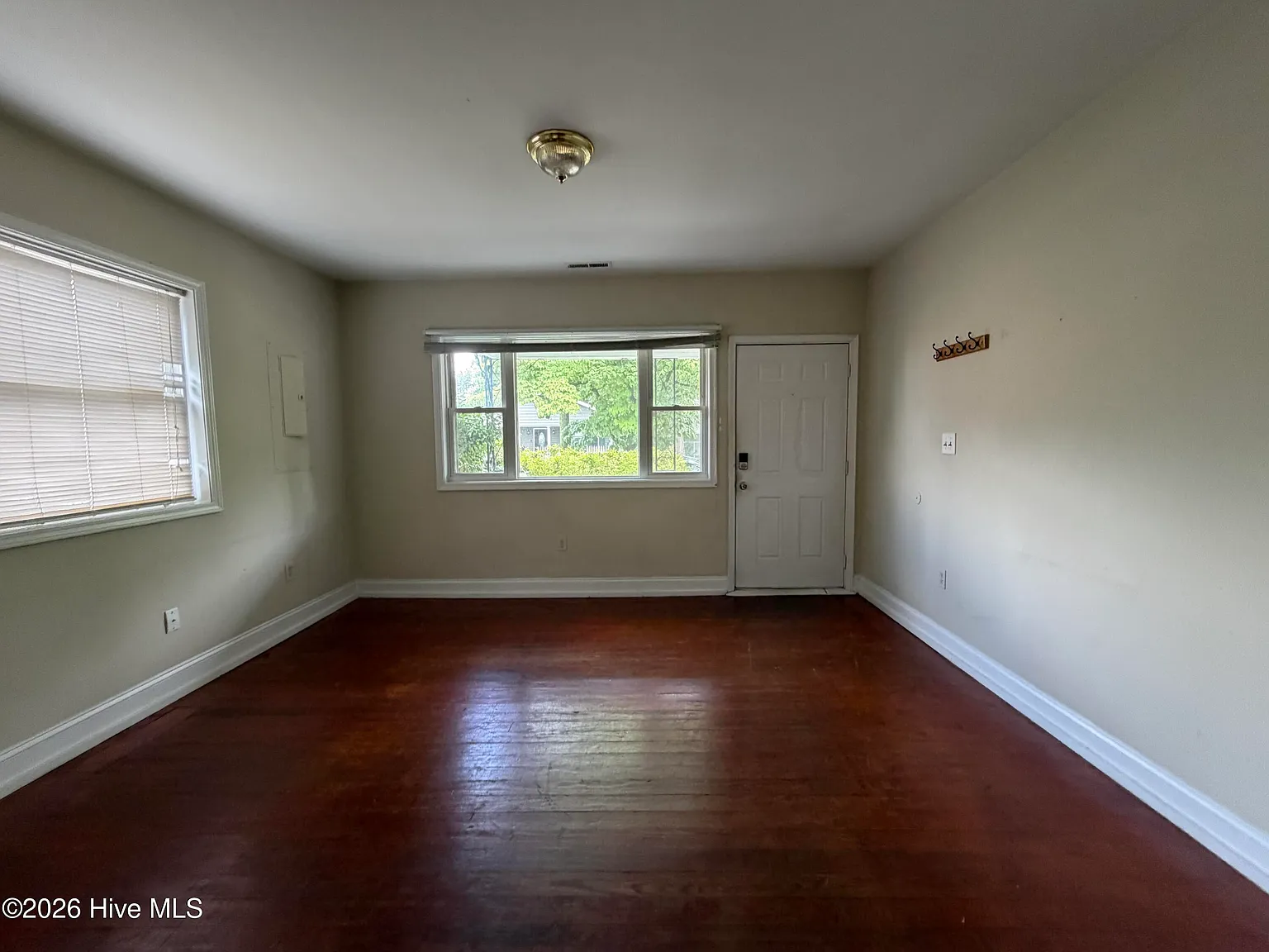 3 bed, 1.0 bath, 1250 sqft, $1,800 — Photo 4