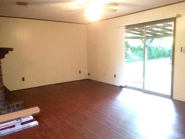 3 bed, 1.5 bath, 1151 sqft, $1,300 — Photo 2