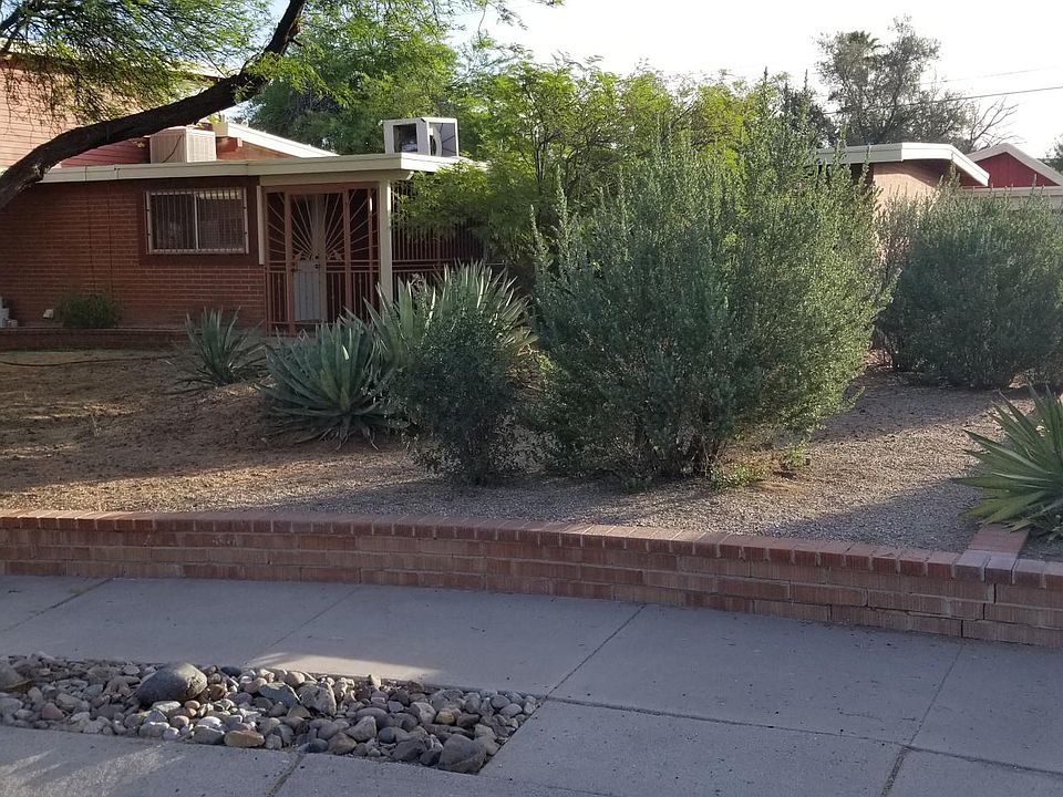 1st image of 915 S Sherwood Village Dr