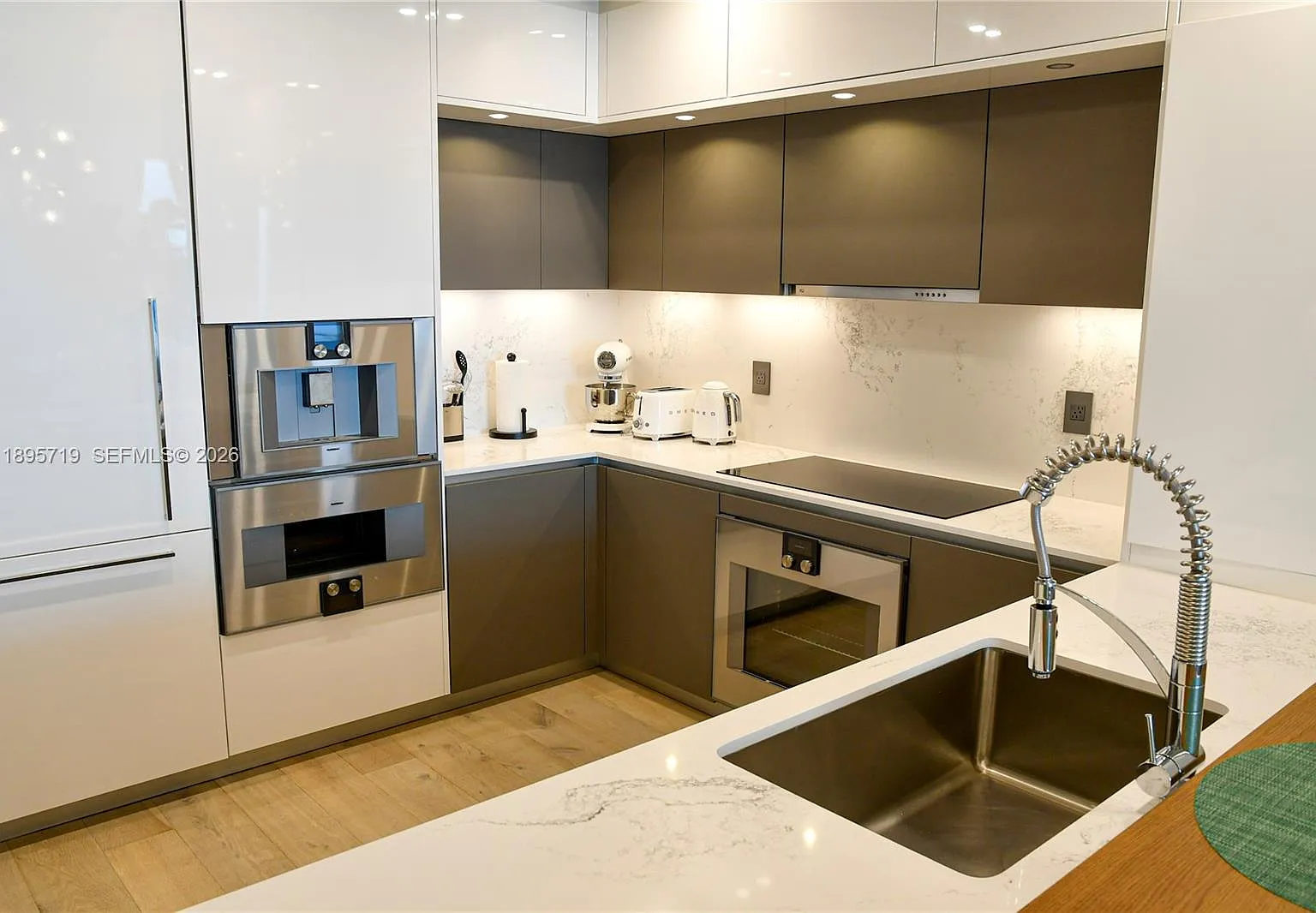 2 bed, 2.5 bath, 1447 sqft, $18,000 — Photo 3