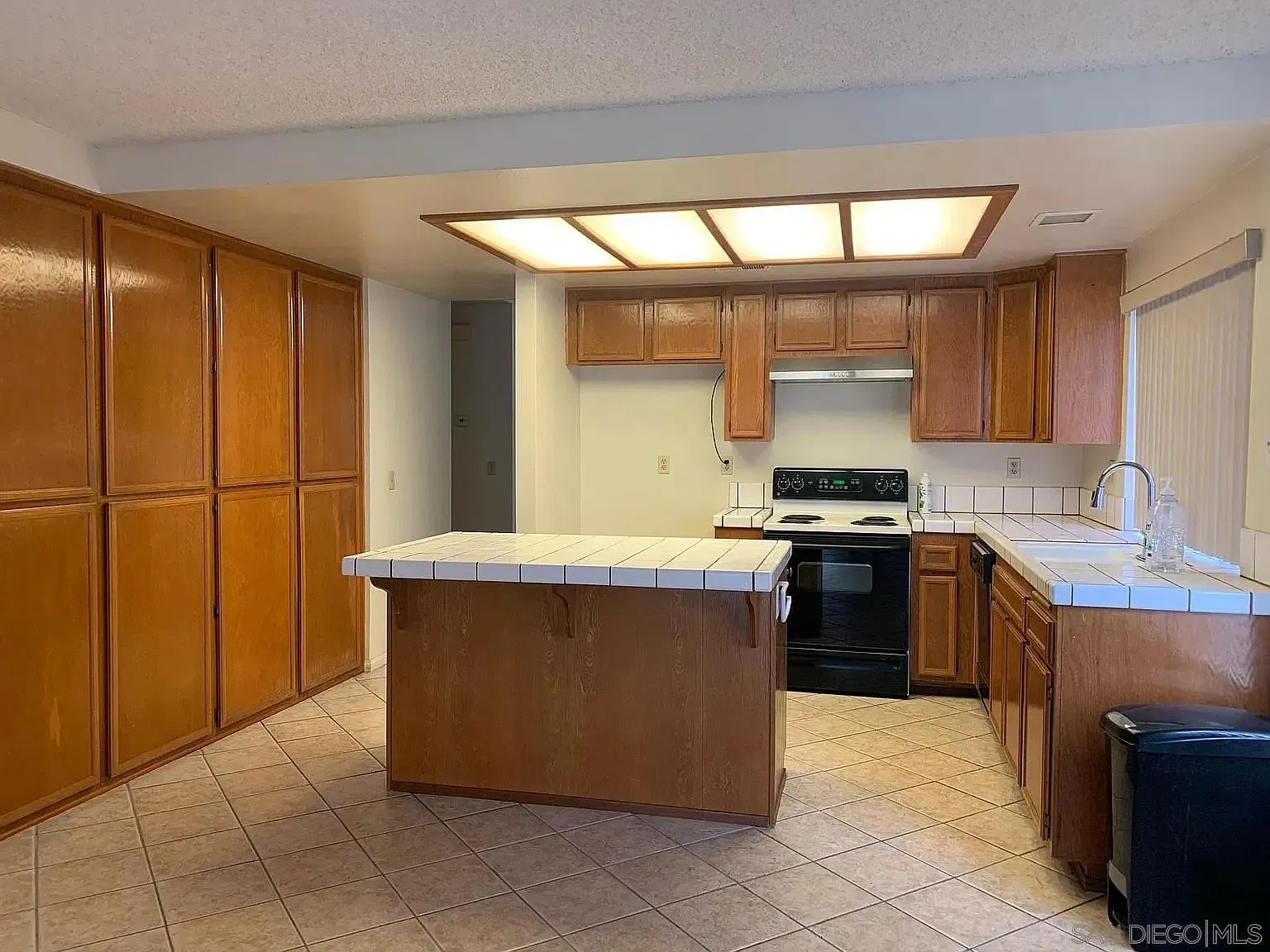 3 bed, 2.0 bath, 1505 sqft, $3,800 — Photo 4