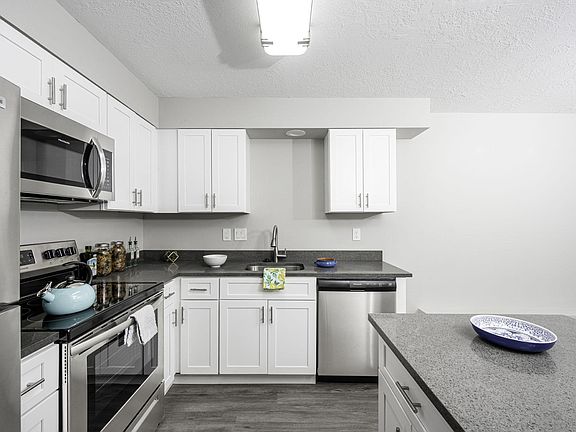 4th image of 11981 SW Center St #106