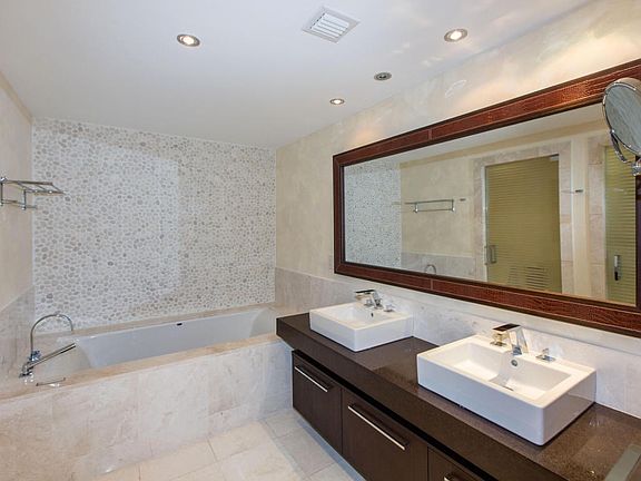 3rd image of 17121 Collins Ave #Fl37