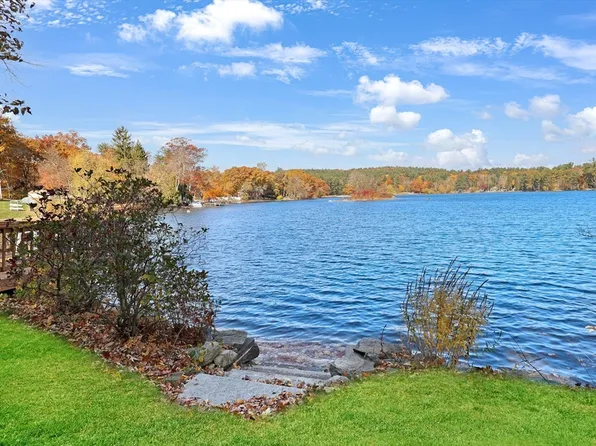 8 Bumpy Ln, Methuen, MA 01844
