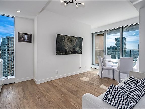4th image of 1480 Howe St #3307