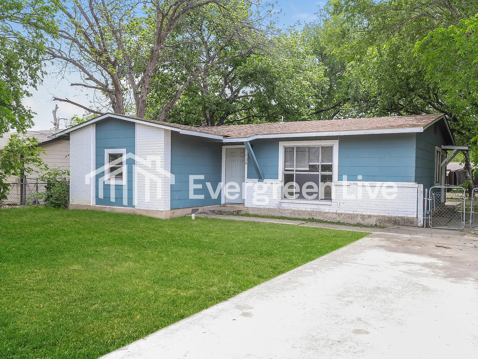 4 bed, 1.0 bath, 1038 sqft, $895 — Photo 2