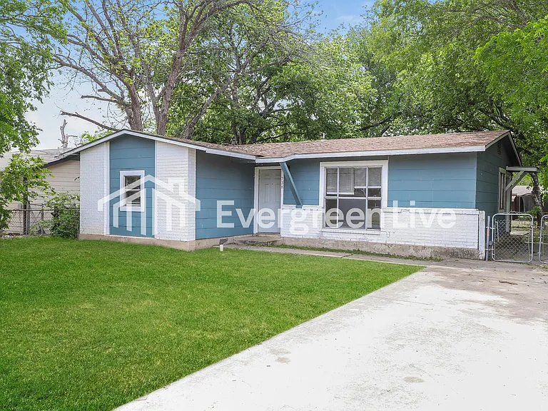 738 Sterling Dr — Photo 3