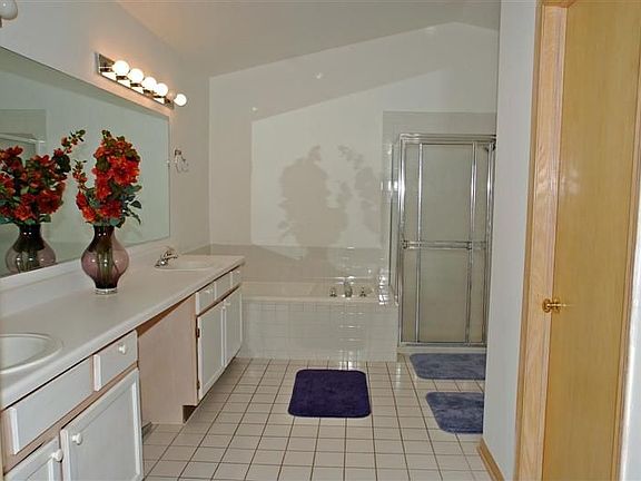 4th image of 346 Ashbury Ln W Unit 8