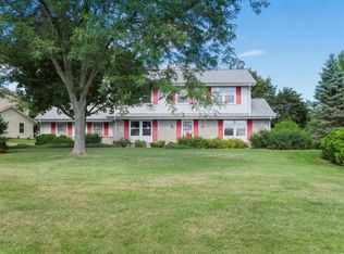 S80W26560 Somerset Ln, Mukwonago, WI 53149