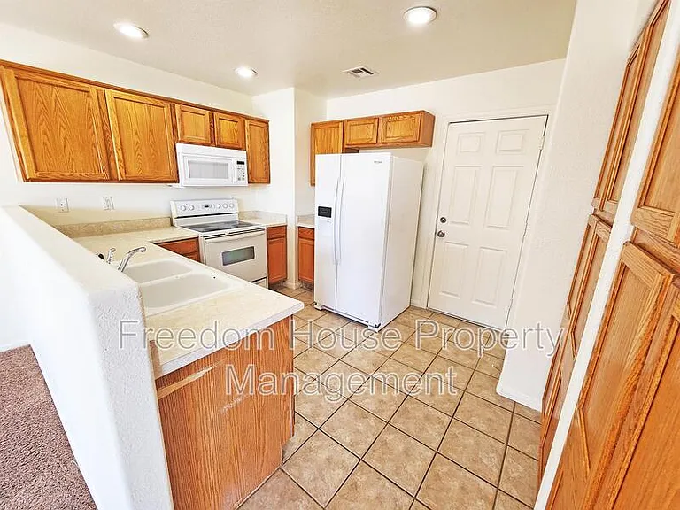 1080 Karen Ct #3 — Photo 8