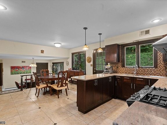 5th image of 77 Pine Brook Rd