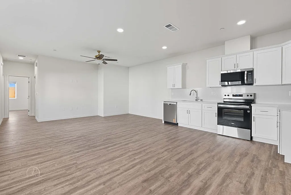 2 bed, 1000 sqft, $1,900 — Photo 2