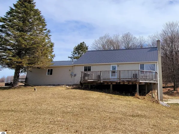 7415 Weeman Rd, Bellaire, MI 49615