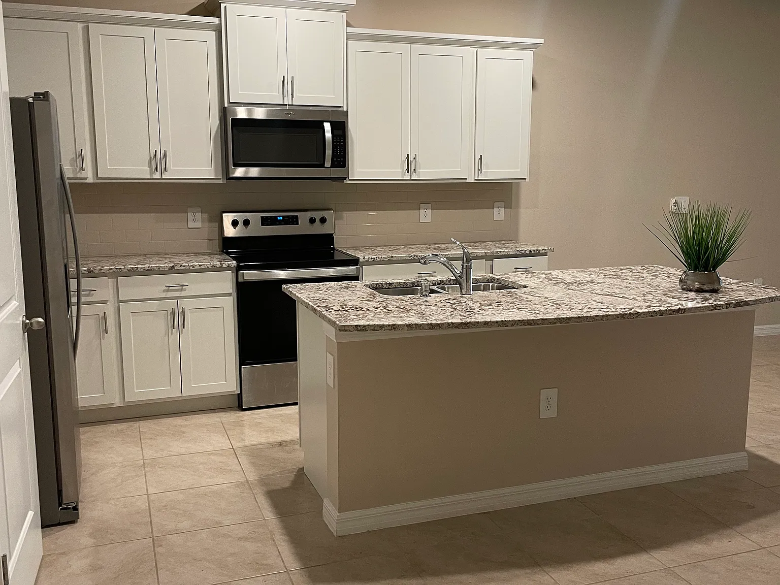 3 bed, 2.5 bath, 1670 sqft, $2,350 — Photo 2