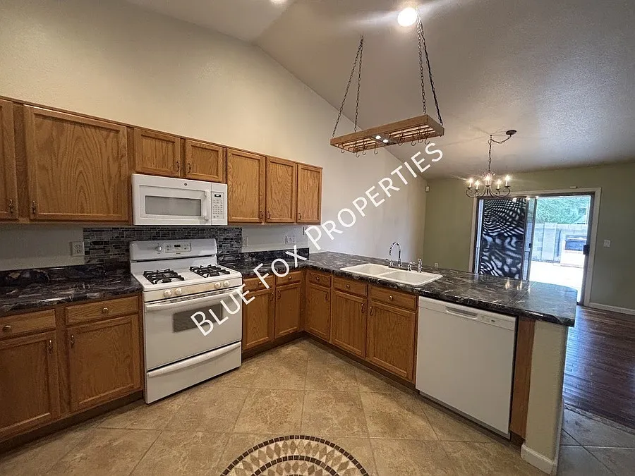 East Side 4 Bed + LARGE Backyard! — Photo 3