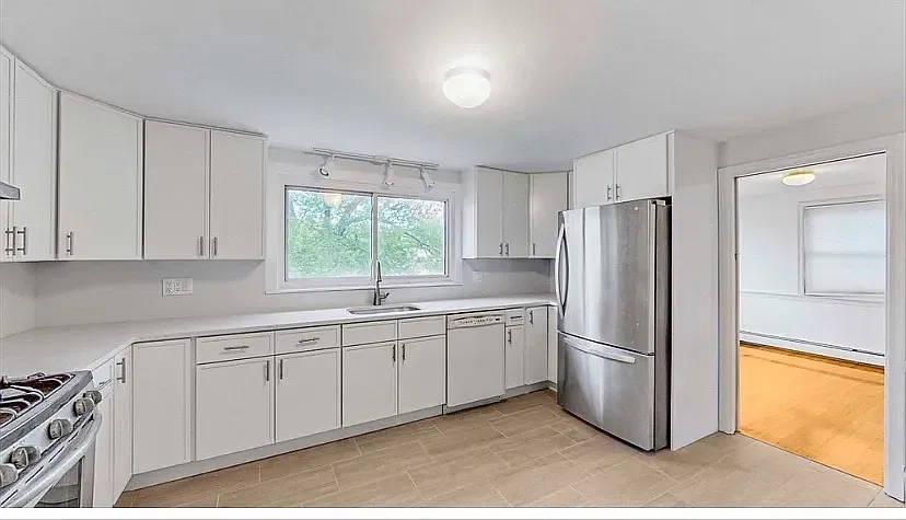 3 bed, 2.0 bath, 2200 sqft, $6,000 — Photo 4
