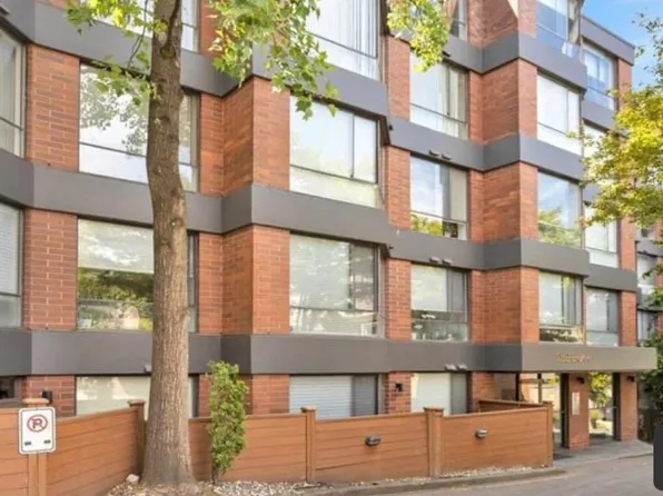 2140 Briar Ave #201, Vancouver, BC V6L 3E3