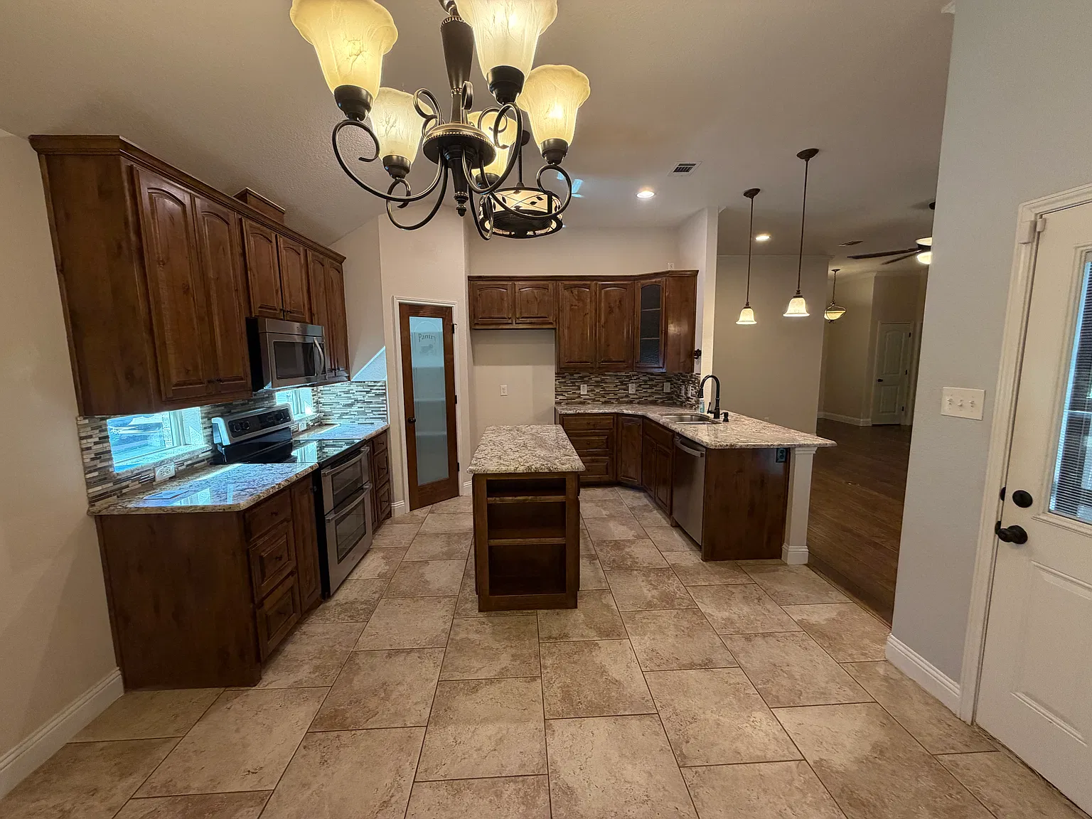 3 bed, 1650 sqft, $2,200 — Photo 3