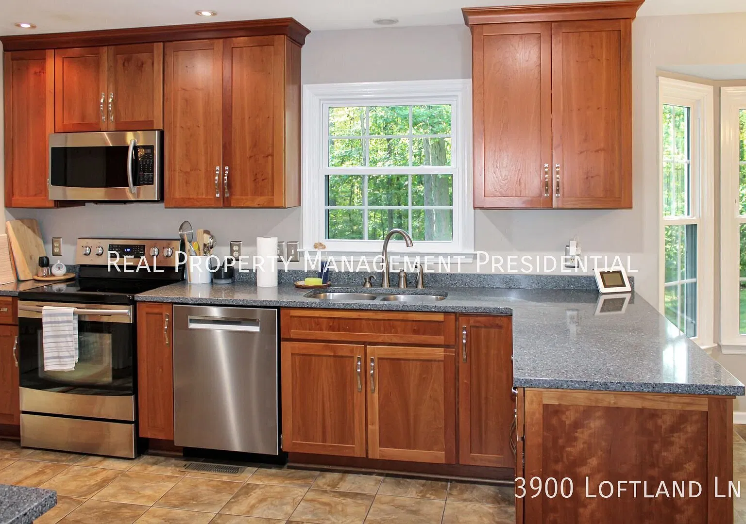 Classic Colonial on 1.5 acres — Photo 3