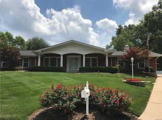 352 Medina Dr, Saint Louis, MO 63122