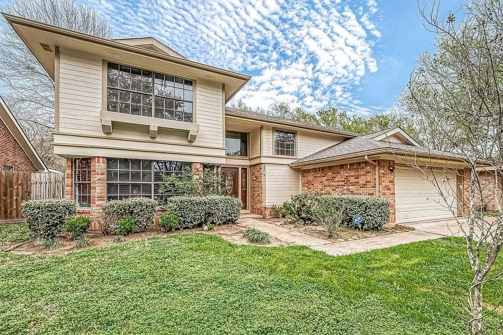 4 bed, 2.5 bath, 2486 sqft, $2,450 — Photo 2